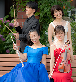 集合写真。左奥にハタスさん、その右隣に脇淵陽子さん、手前側左に吉岡歌子さん、その右隣に平野郁乃さんが映っている。
