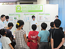 「夢・化学-21　夏休み子ども化学実験ショー2012」の様子