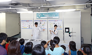 「夢・化学-21　夏休み子ども化学実験ショー2015」の様子