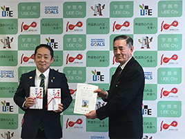 左：篠﨑宇部市長（左）と渡邊理事（右）