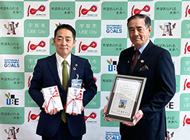 左：篠﨑宇部市長（左）と渡邊理事（右）