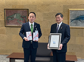 左：篠﨑宇部市長（左）と渡邊理事（右）