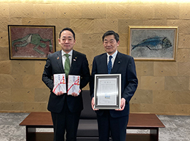 左：篠﨑宇部市長（左）と渡邊理事（右）