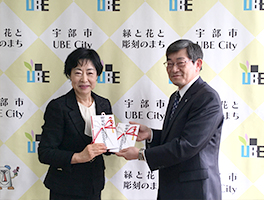 写真:久保田宇部市長(左)と山本代表理事(右)